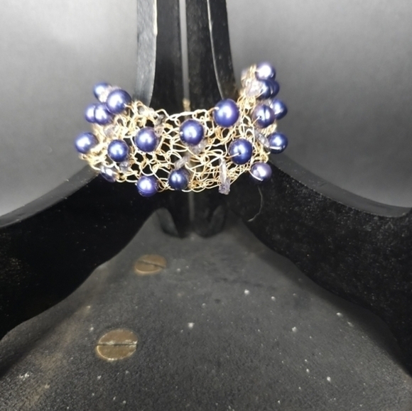 Handmade crocheted bracelet with blue pearls and iolite chip beads - Picture 7 of 11